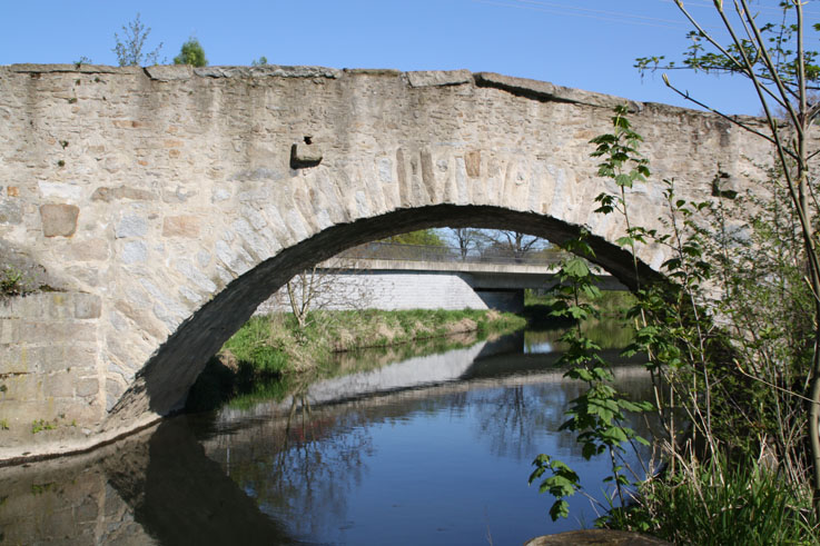 Alte böhmische Brücke über der Spree